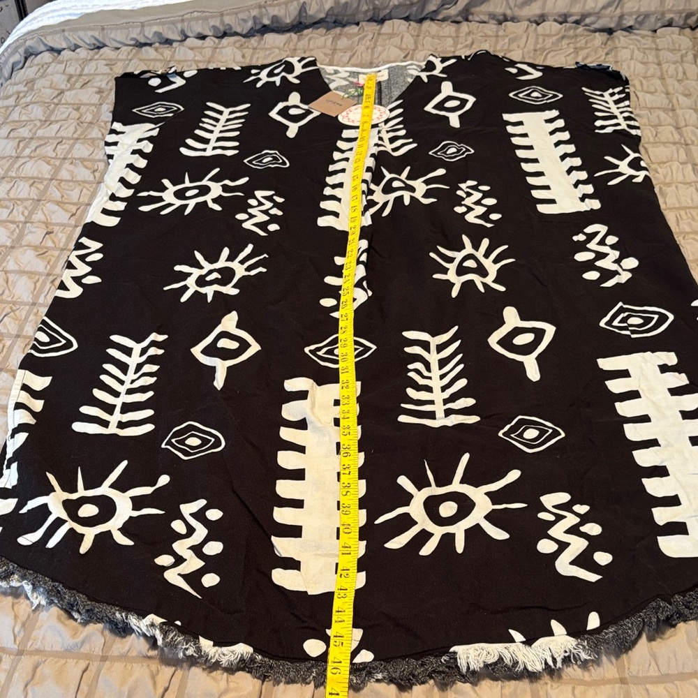 Fun Abstract Black and White Patterned Top - Picture 7 of 12